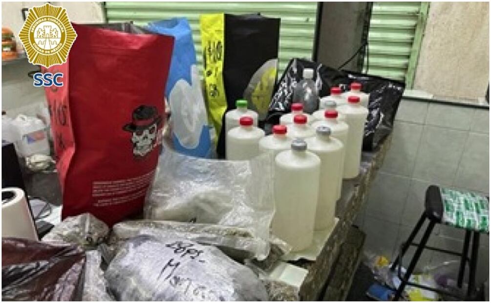 Durante el operativo les fueron asegurados droga, vitroleros de cristal y 23 bolsitas de plástico transparente (16/11/2024). Foto: Especial