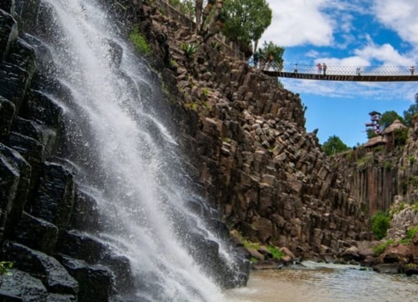 Cabañas y cerveza artesanal en un pueblo de montaña llamado Omitlán