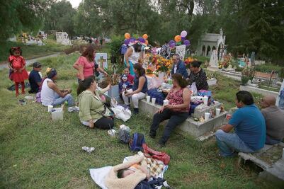 Llevan flores a sus difuntos en panteones de CDMX por Día de Muertos