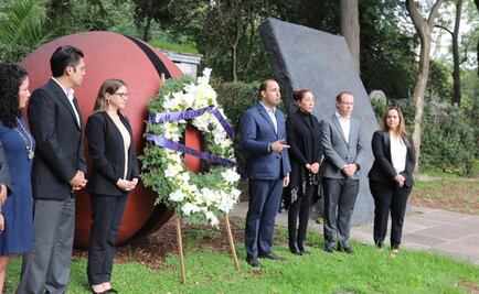 Marko Cortés coloca ofrenda floral a Gómez Morin por aniversario del PAN