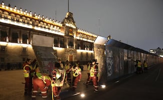 Previo al 8M, blindan Palacio Nacional con vallas de metal; buscan "evitar confrontación entre policías y manifestantes"