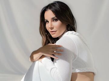 Martha Higareda luce espectacular bañador de escote profundo