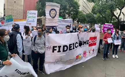 Al grito de "Más ciencia, menos obediencia", comunidad científica se manifiesta contra extinción de fideicomisos
