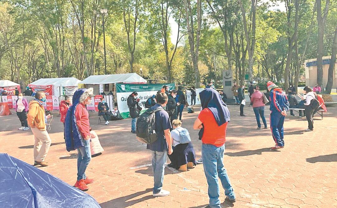 El sol pegaba fuerte en este kiosco de pruebas rápidas. Foto: ESPECIAL