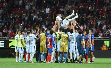 Afición de Chivas se despide de Carlos Salcido