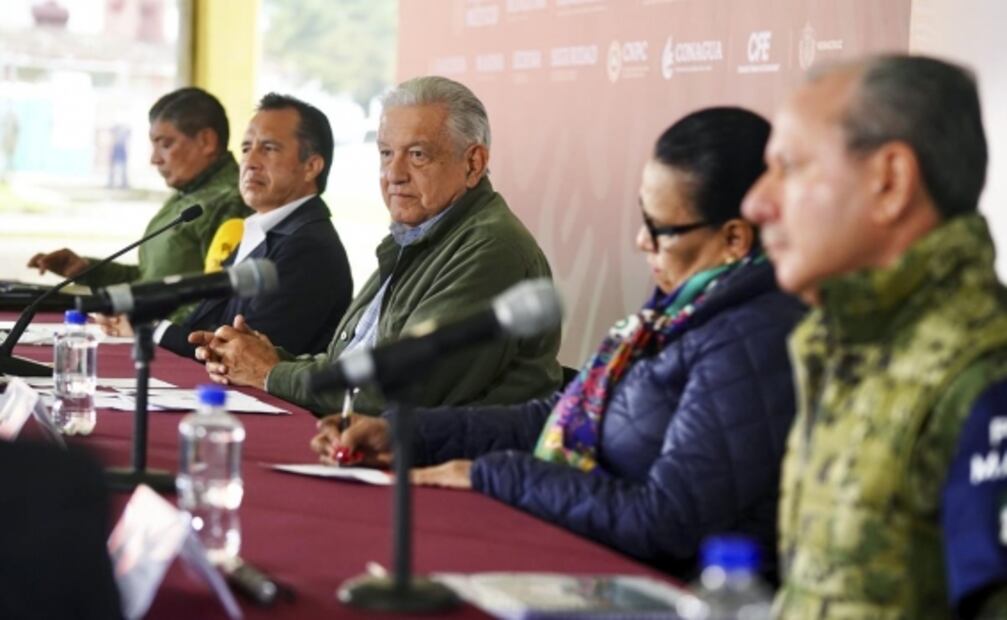 Manifestantes dan portazo en evento de AMLO en Puebla