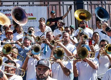 FOTOS Con música de banda apoyan a los sectores más afectados por la violencia en Culiacán