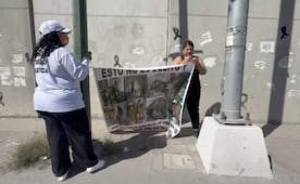 A casi un año, familiares del crematorio Plenitud se manifiestan en instalaciones de la FGE de Ciudad Juárez; renuevan mural  