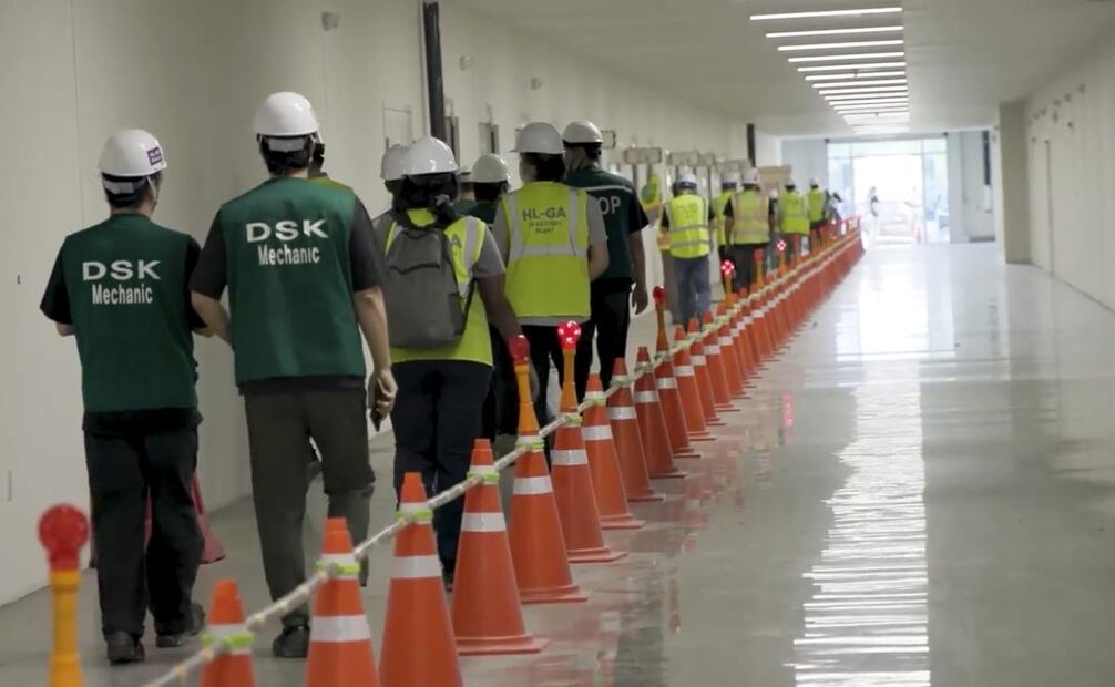 Esta imagen de un video proporcionado por el Servicio de Inmigración y Control de Aduanas de EU a través de DVIDS muestra a empleados de una planta de fabricación siendo escoltados fuera de la planta de vehículos eléctricos de Hyundai Motor Group, el jueves 4 de septiembre de 2025, en Ellabell, Georgia. Foto: AP