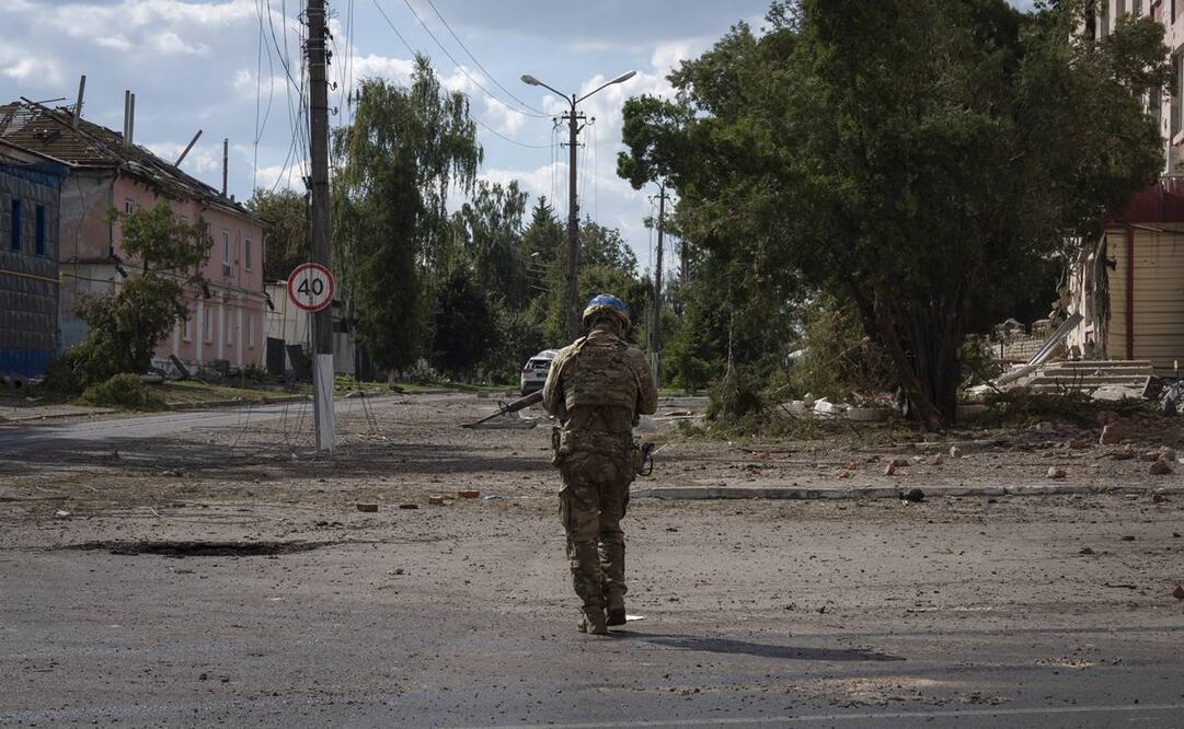 Un soldado ucraniano pasa por el centro de una ciudad en Sudzha, región de Kursk, Rusia. Foto: AP