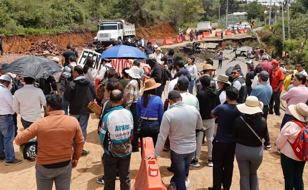 studiantes que acuden a universidades en Tenancingo demandaron a las autoridades federales declarar como zona de desastre y en emergencia el hundimiento de la cartelera federal 55. Foto: Jorge Alvarado / EL UNIVERSAL
