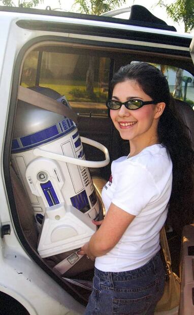 Aunque pueda pensarse que en la fila para los boletos de la premier los fans iban con sólo lo esencial, en realidad eran muchos los que llevaban "amenidades" que bien podían incluir una réplica en tamaño real del droide astromecánico R2D2. Foto: X.