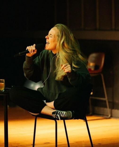 Adele se muestra sin una gota de maquillaje y luce increíble