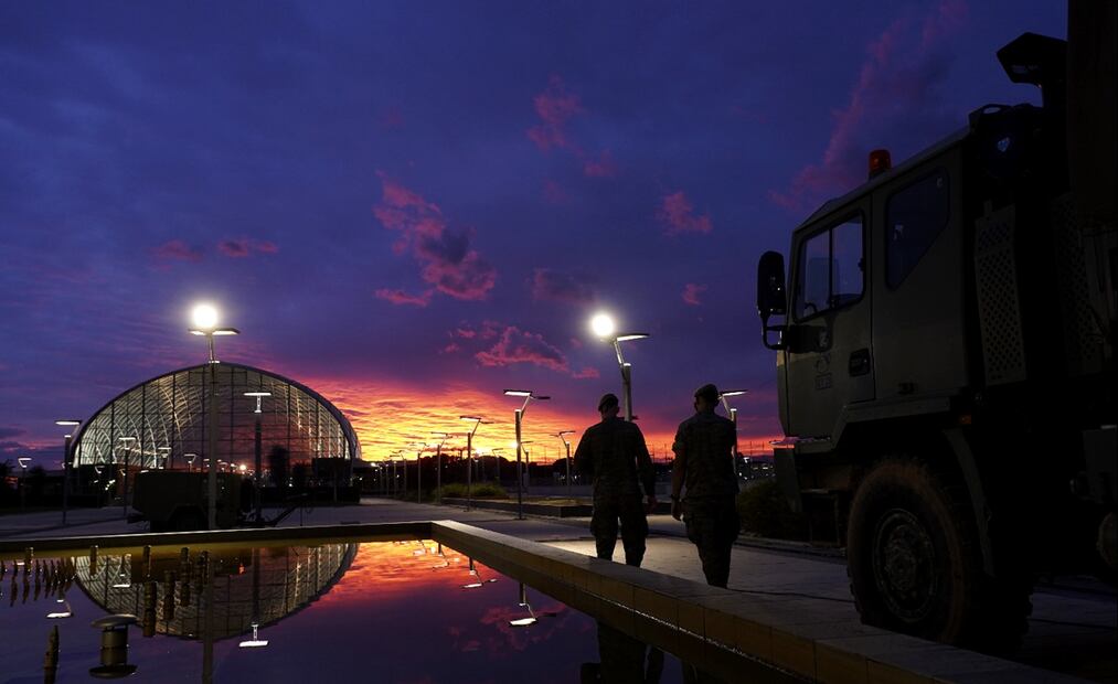 Soldados caminan junto a un camión militar al atardecer en Valencia, España, después de que las inundaciones dejaran cientos de muertos y desaparecidos. Foto: AP