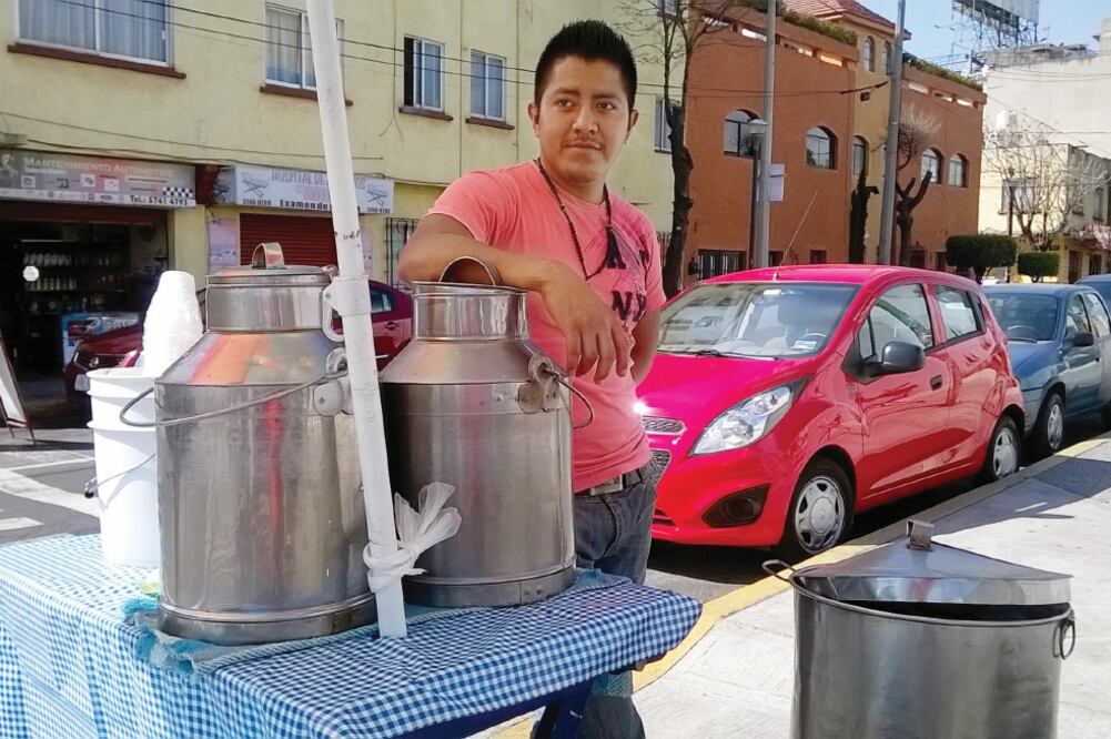 José Díaz tiene siete años con su puesto en la esquina de Francisco Ayala, delegación Cuauhtémoc. Es conocido por vender los tamales más baratos de la zona (FOTOS: DIANA VILLAVICENCIO. EL UNIVERSAL)