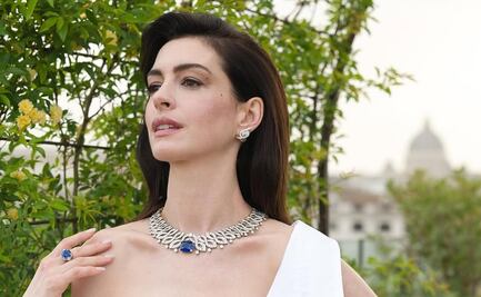 Anne Hathaway luce como princesa con espectacular vestido dorado