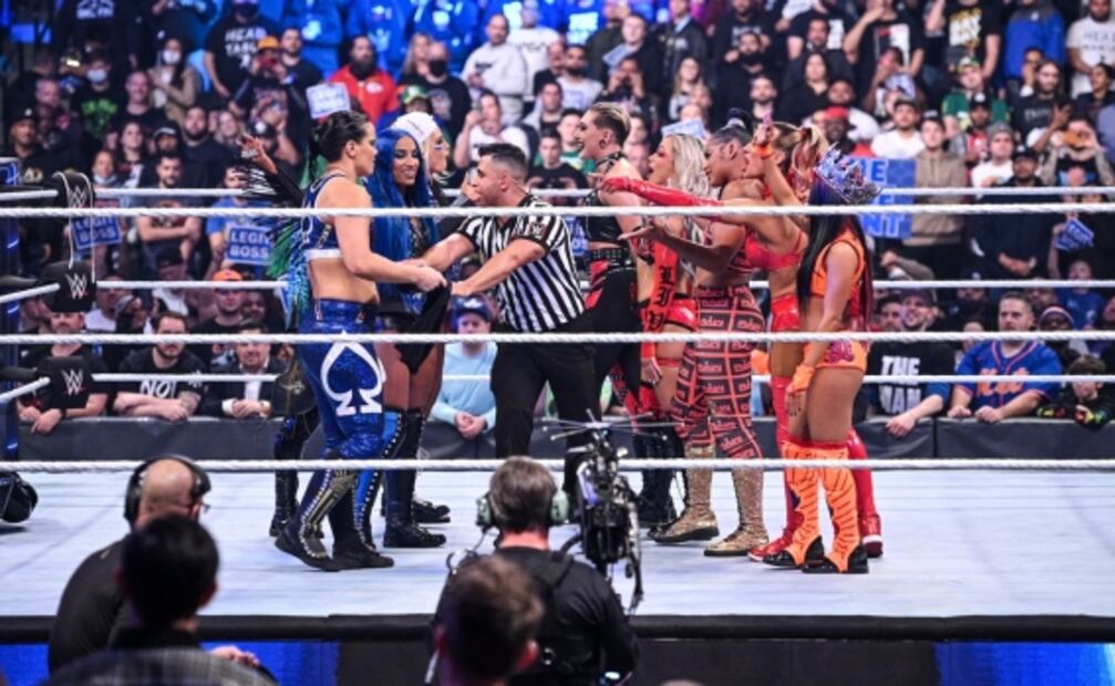 Roman Reigns derrota a Big E en Survivor Series; Raw domina el evento