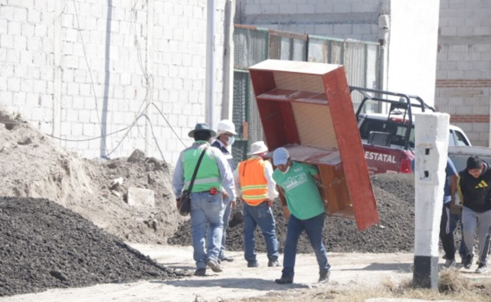Habitantes rompen cerco de seguridad en zona cero de explosión en Puebla