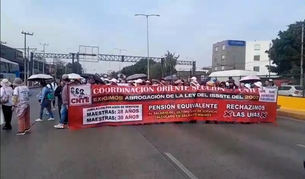 Maestros de la CNTE acuden a manifestarse a las inmediaciones de la Terminal 2 del Aeropuerto Internacional de la Ciudad de México, el 23 de mayo de 2025. Foto: Carlos Mejía/EL UNIVERSAL
