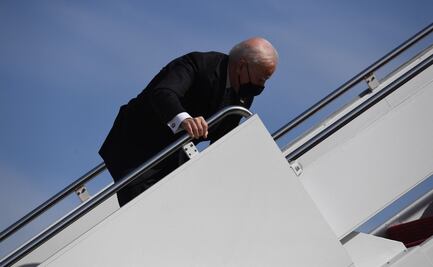 Joe Biden tropieza varias veces al subirse al Air Force One rumbo a Atlanta