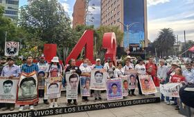 Marchan en CDMX padres de los 43 normalistas de Ayotzinapa este 26 de mayo; sigue aquí el minuto a minuto de la movilización