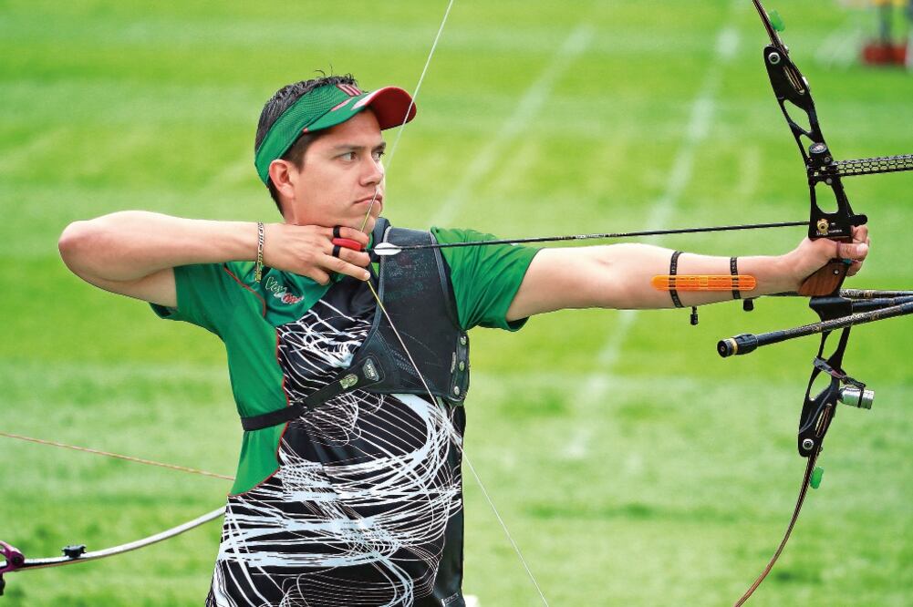 Juan René asume el papel de consejero del resto de sus compañeros de equipo de la selección de tiro con arco (DANIEL CÁRDENAS. IMAGO7)