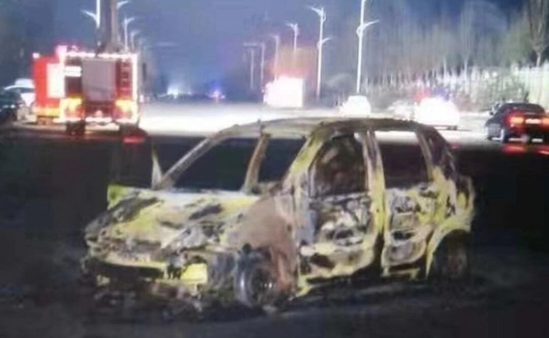 En fotografías difundidas por la cadena estatal CGTN en Twitter podían verse los restos carbonizados de los camiones y vehículos a lo largo de una ruta. (Foto: Twitter / CGTN )