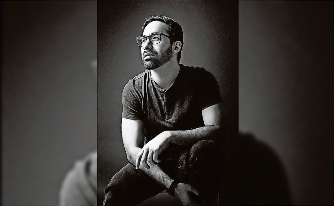 Samuel indica que se va a ver una cinta llena de archivo. Foto: EFE