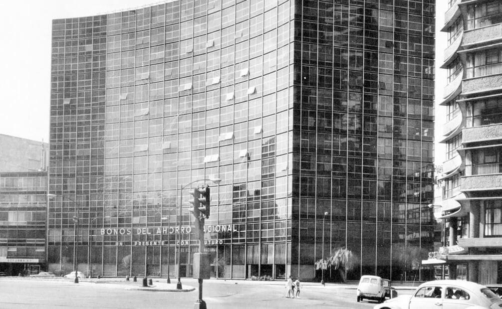 Edificio Patronato del Ahorro Nacional; dentro de los defectos en la estrategia de ahorro estuvo la competencia directa con Lotería Nacional al ofrecer bonos y sorteos juntos, así como la falta de vigilancia a los vendedores de bonos, con casos de estafa y abuso de confianza. Foto: Colección Carlos Villasana.