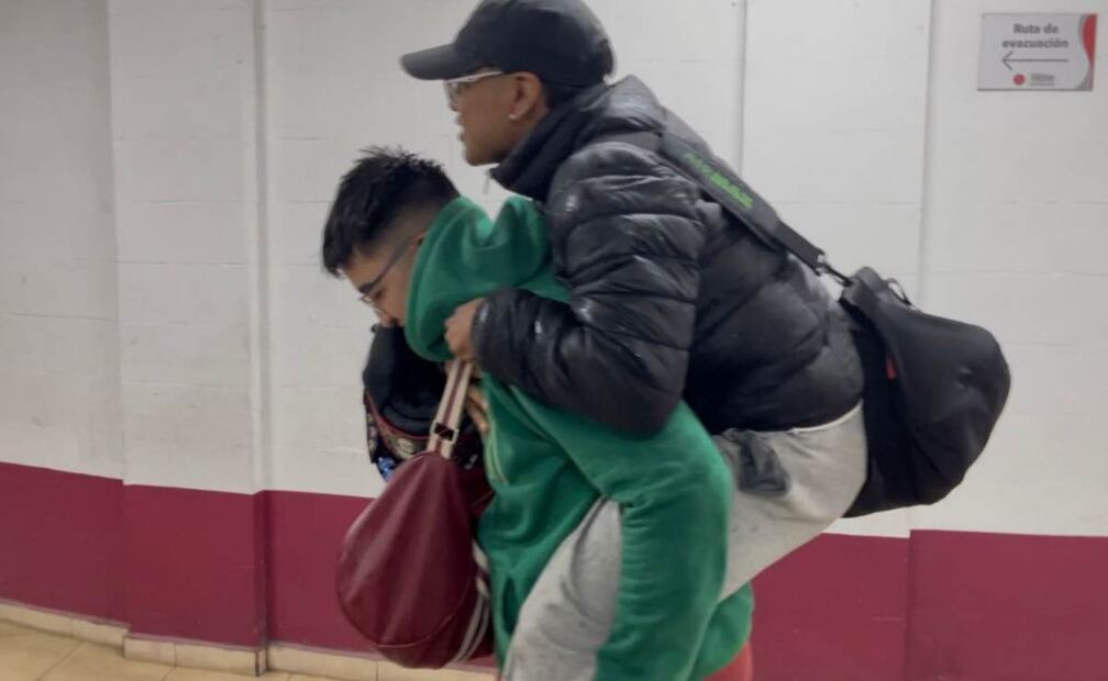 Usuarios son auxiliados por personal del lugar siendo cargadas "de caballito" en el Centro Deportivo Leandro Valle bajo el agua. Foto: Omar Díaz / EL UNIVERSAL