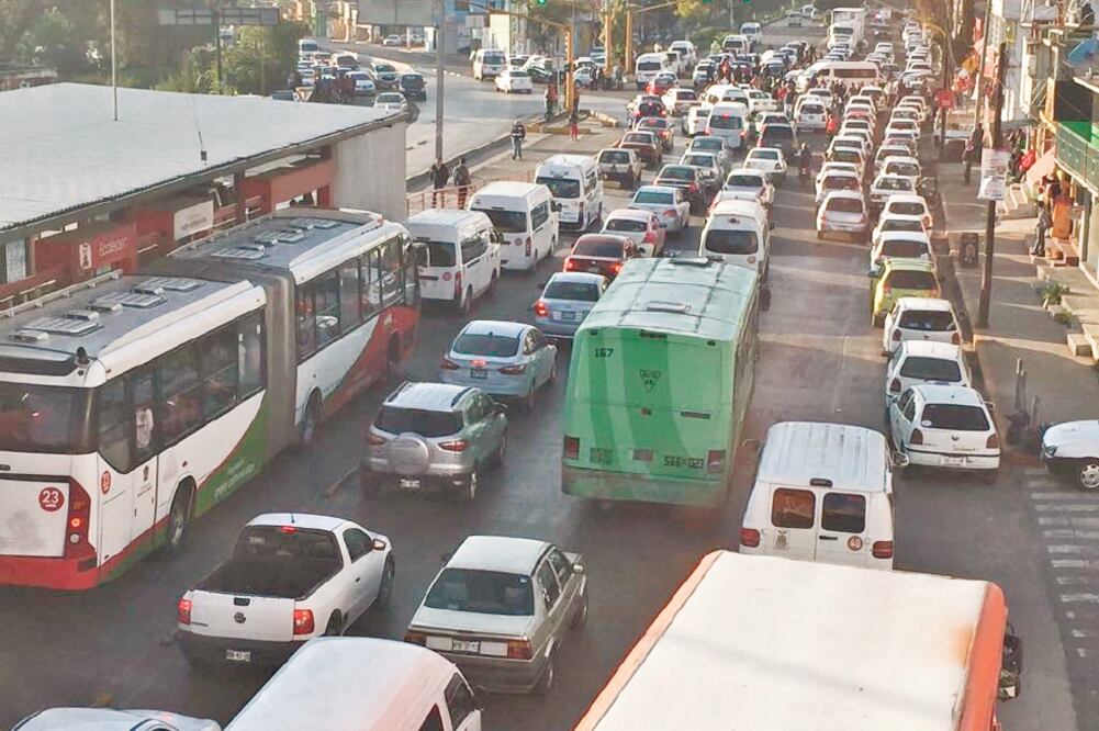 Los taxistas estacionaron sus unidades en el entronque de la vía López Portillo con avenida 30-30 y en las avenida Revolución y López Mateos, en Ecatepec, así como en avenida Central, a la altura del Metro Nezahualcóyotl. (ESPECIAL)