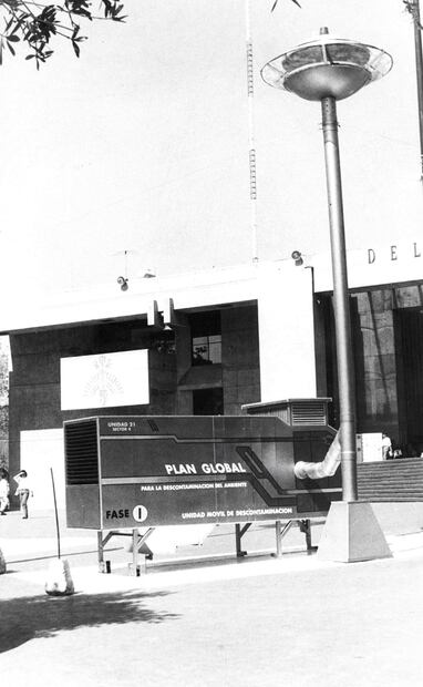 En 1996, la explanada de la delegación Cuauhtémoc colocó el Sistema de Descontaminación Ambiental, un aparato inventado por el arquitecto Armando Pasos. Se intentó de todo para detener la crisis ambiental. Foto: ESPECIAL.