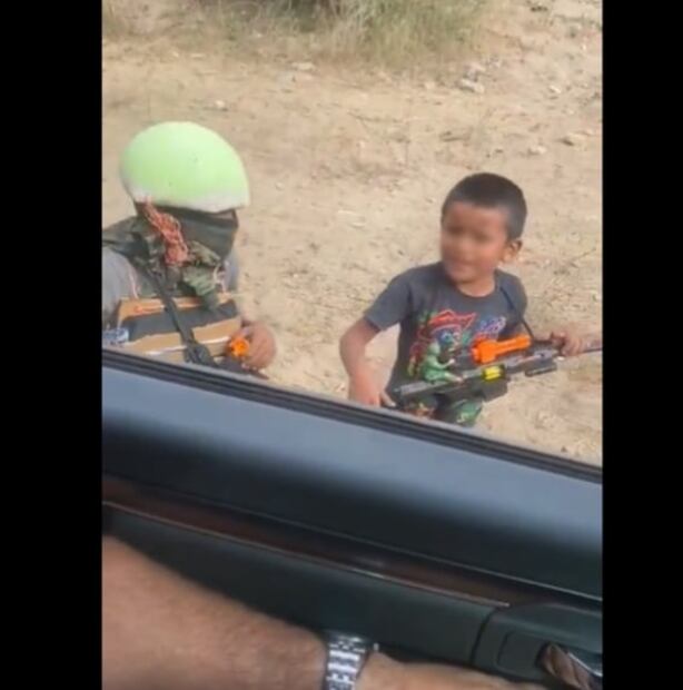 Niños juegan a hacer un retén con armas de juguete y video se vuelve viral