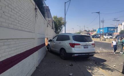 Hombre muere tras impactar su camioneta con barda perimetral de escuela en alcaldía Iztapalapa
