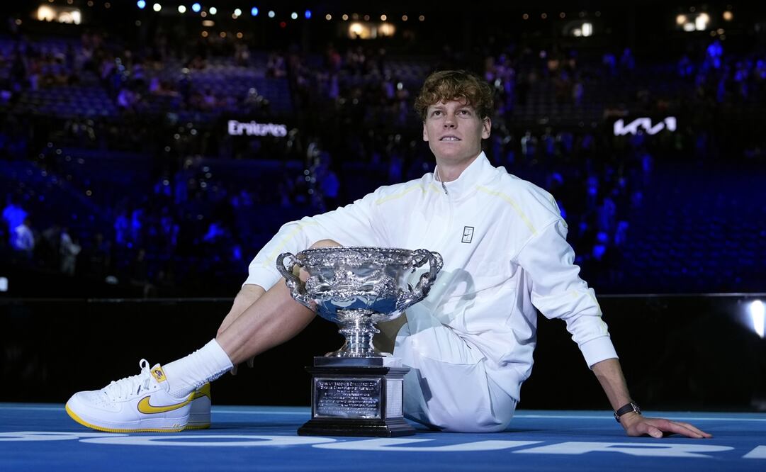 Jannik Sinner rinde homenaje a Kobe Bryant; al coronarse en el Australian Open FOTO: AP