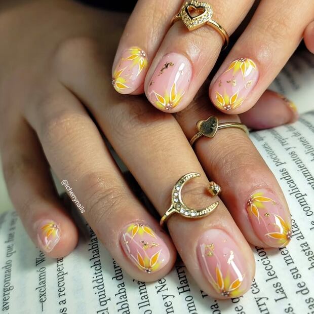 Los detalles dorados aportan elegancia. Foto: Instagram @cherrynails.p