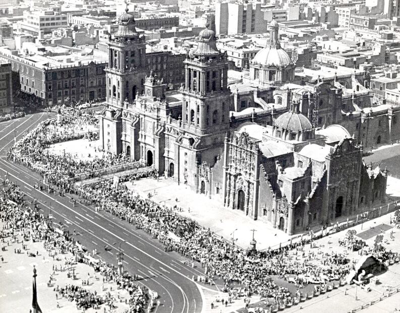 El 26 de enero la Catedral Metropolitana fue escenario de una riña entre policías y trabajadores de la prensa local y extranjera: los agentes les obstaculizaron el paso, pero los periodistas insistieron. Los uniformados intentaron intimidar con sus motos, sin éxito, por lo que regresaron con gas mostaza y lesionaron a una veintena de reporteros. Foto: Federico Tenorio/Archivo EL UNIVERSAL.