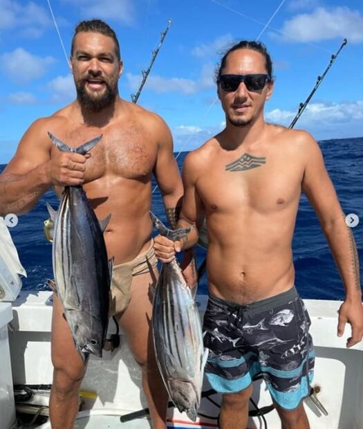 Jason Momoa decidió ir de pesca dejando muy poquito a la imaginación, todo quedó en video