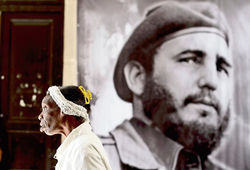 Una mujer camina por uno de los altares colocados por toda Cuba en honor de Fidel Castro (NATACHA PISARENKO. AP)