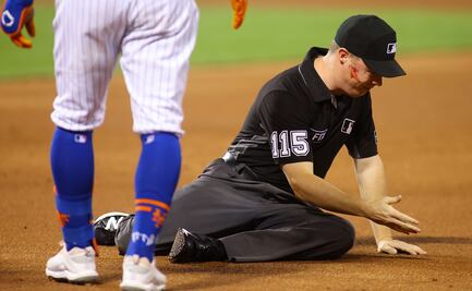 Umpire de Grandes Ligas sufre brutal pelotazo en el rostro durante el Cardinals vs Mets