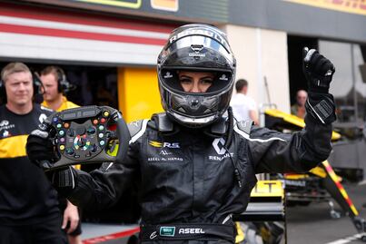 Mujer saudí tripula un F1 para celebrar permiso de conducir en Arabia