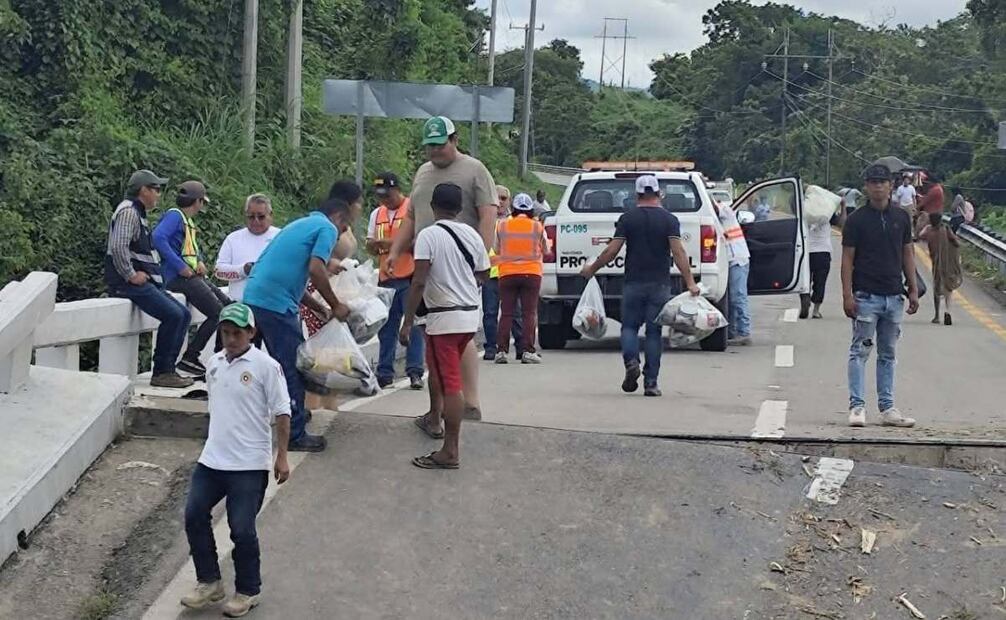 Cientos de vehículos del transporte público, particulares y de carga se encuentran varados en la carretera federal 200.
Foto: Especial.