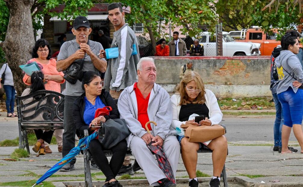 Los cubanos esperan para ingresar a Estados Unidos. La embajada solicitará un visado en La Habana el 15 de enero de 2025. Foto: AFP