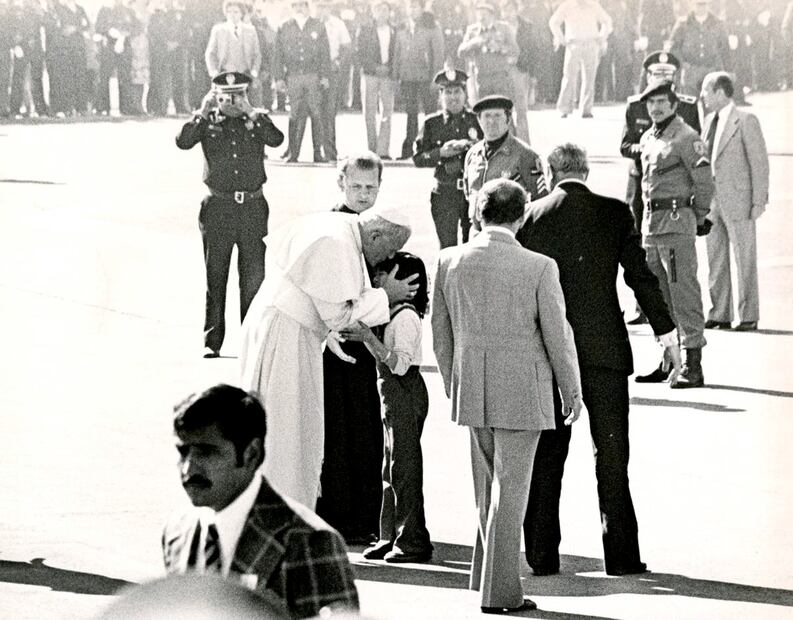 El momento en que la pequeña Dulce María se llevó la primera interacción del pueblo mexicano con Juan Pablo II fue una sorpresa para los organizadores del evento. Uno de los policías sacó su propia cámara fotográfica para tomar la imagen. Foto: Jorge Soto/Archivo EL UNIVERSAL.