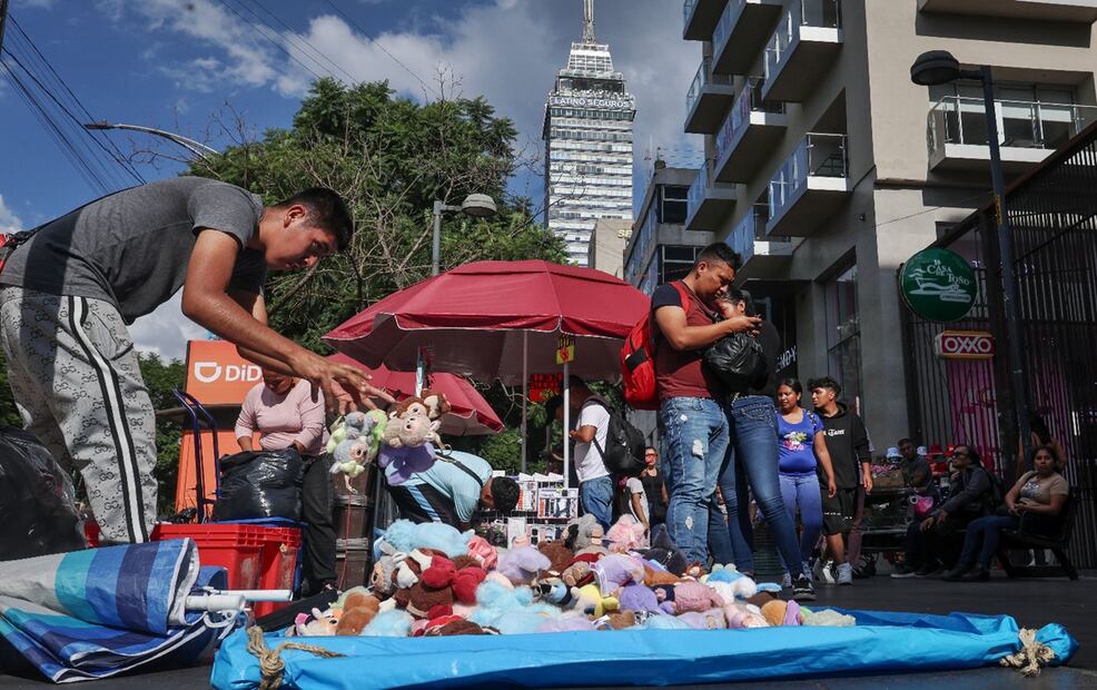 Decenas de vendedores ambulantes se instalan a lo largo de avenida Juárez frente a la Alameda Central para ofrecer principalmente productos chinos, el 19 de agosto de 2025. Foto: Luis Camacho/EL UNIVERSAL