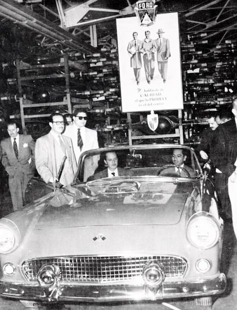 Presentación del famoso modelo Thunderbird en las instalaciones de la planta de La Villa en 1955. Libro “60 años de Ford en México”.