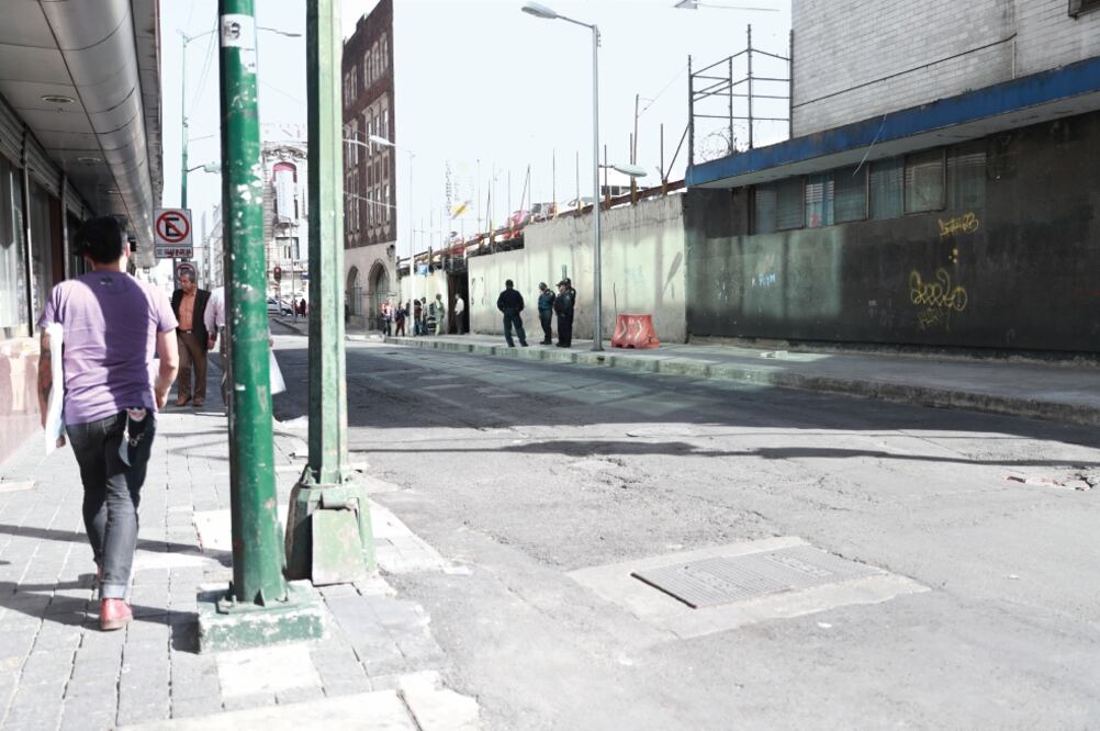 El lugar donde se ubicaba el campamento de personas sin hogar es resguardado por policías para evitar que regresen a ocupar el sitio (ALEJANDRA LEYVA. EL UNIVERSAL)