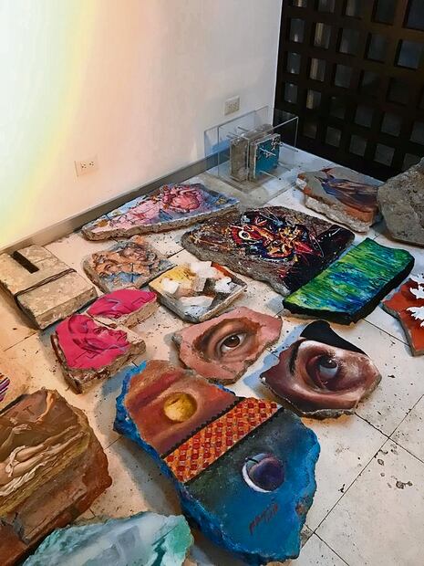 De las 90 piedras intervenidas por diversos artistas, 35 se exhiben en el vestíbulo del AIFA. Foto: Especial
