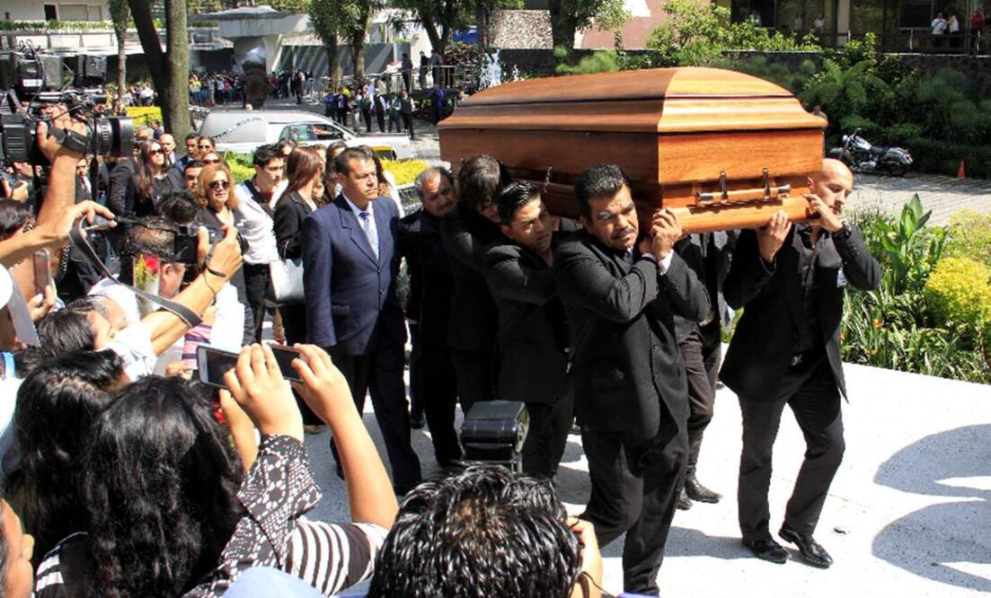 El cuerpo del cantante recorrió las calles de la ciudad (JUAN CARLOS REYES GARCIA Y AGUSTÍN SALINAS. EL UNIVERSAL)