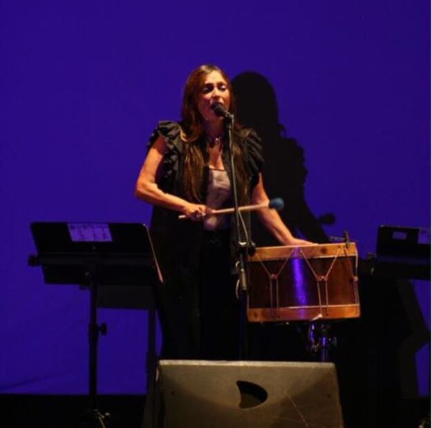 Javiera Parra interpreta con fuerza las canciones de su abuela. (Foto: Julián Peralta)